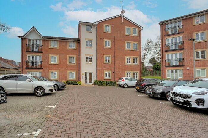 2 Bedroom Flat To Rent In Hawthorn House, Plantation Close, Bushey, Hertfordshire, WD23