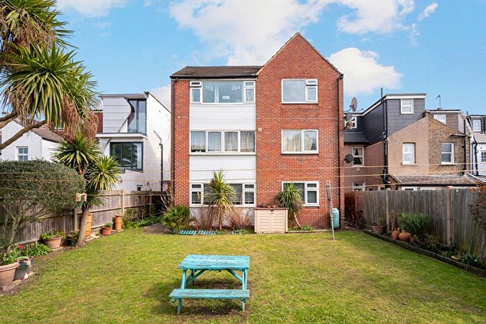 1 Bedroom Flat For Sale In Gladstone Road, London, SW19