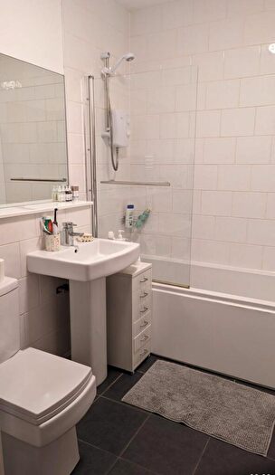 2 Bedroom Flat To Rent In Rochdale Road, Manchester, M24
