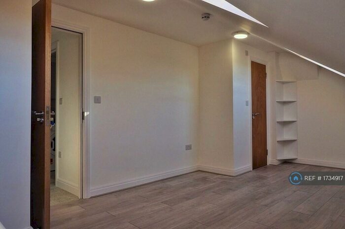 Studio To Rent In Walthamstow, London, E17 - Photo 3