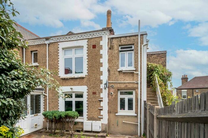 2 Bedroom Flat To Rent In Royal Circus, West Norwood, London, SE27