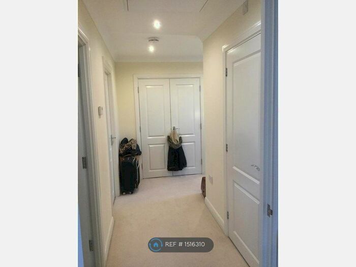 2 Bedroom Flat To Rent In Sparrowhawk Way, Bracknell, RG12