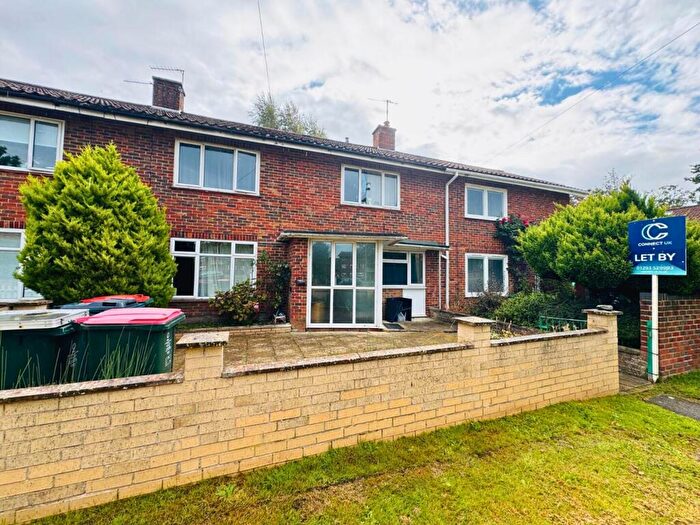 5 Bedroom Terraced House For Sale In Willow Close, Crawley, RH10
