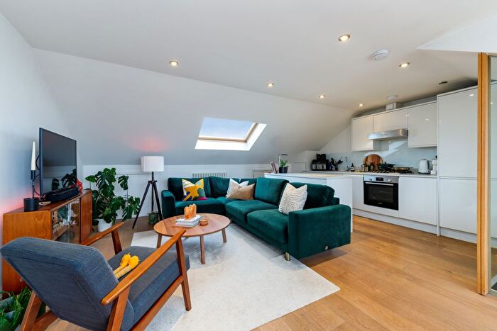 2 Bedroom Flat To Rent In Shepherds Bush Road, London, W6