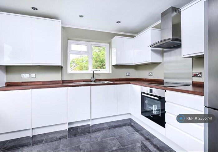 2 Bedroom Flat To Rent In Rydal Mount, Bromley, BR2