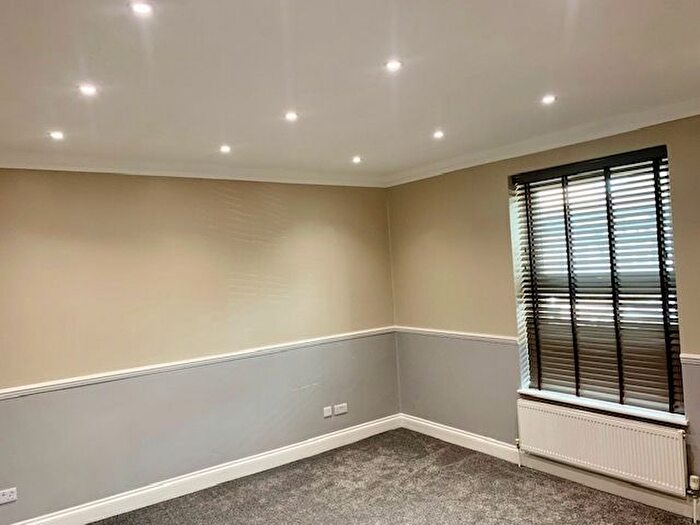 2 Bedroom Flat To Rent In Pier Road, Northfleet, Gravesend, Kent, DA11