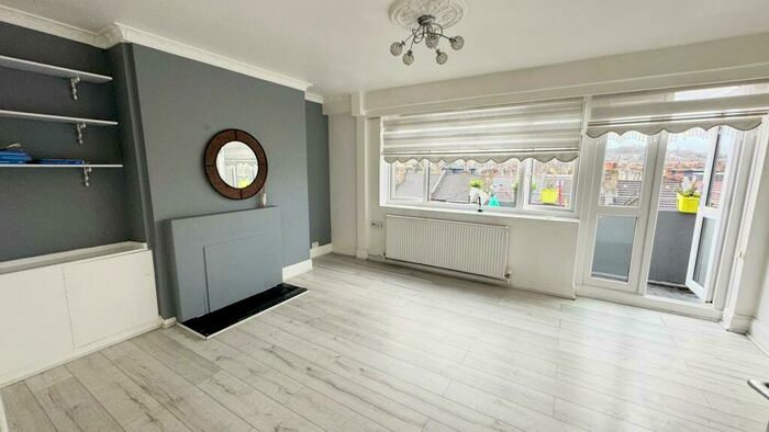 2 Bedroom Flat To Rent In Warwick Gardens, Harringey, N4