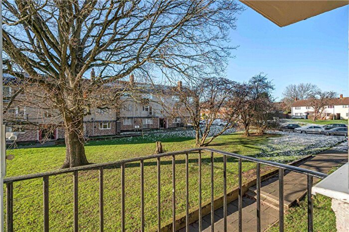 2 Bedroom Flat For Sale In Homefield Gardens, Tadworth, KT20