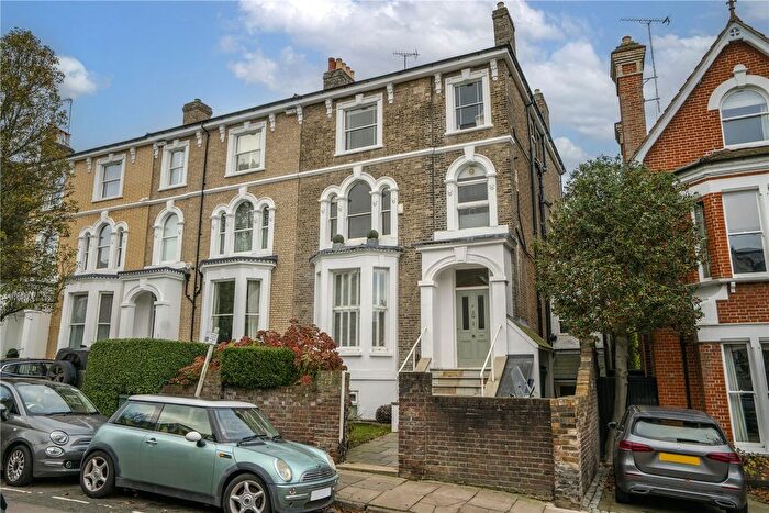 1 Bedroom Flat For Sale In Montague Road, Richmond, TW10