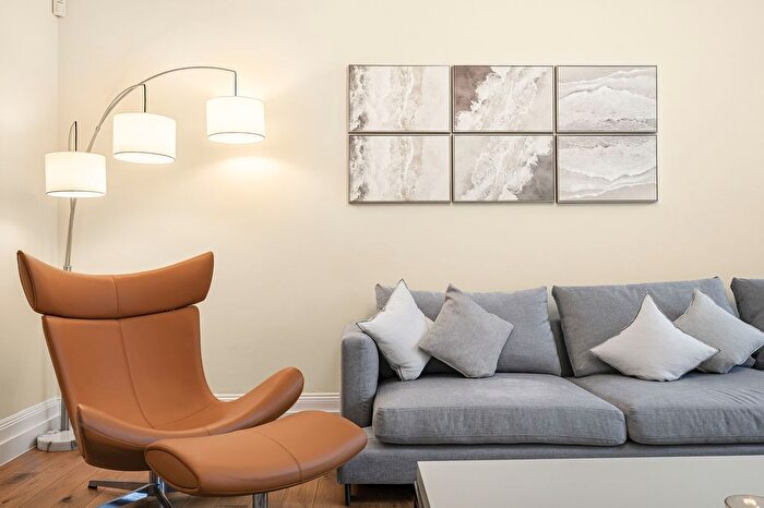 4 Bedroom Flat To Rent In Kensington Court, London, W8