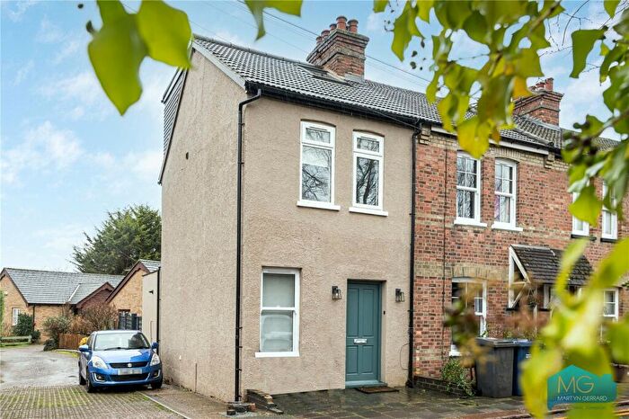 3 Bedroom End Of Terrace House For Sale In West End Lane, Barnet, EN5