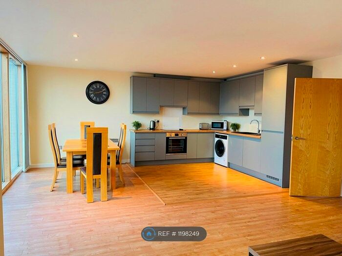 2 Bedroom Flat To Rent In Warwickgate House, Old Trafford, Manchester M16