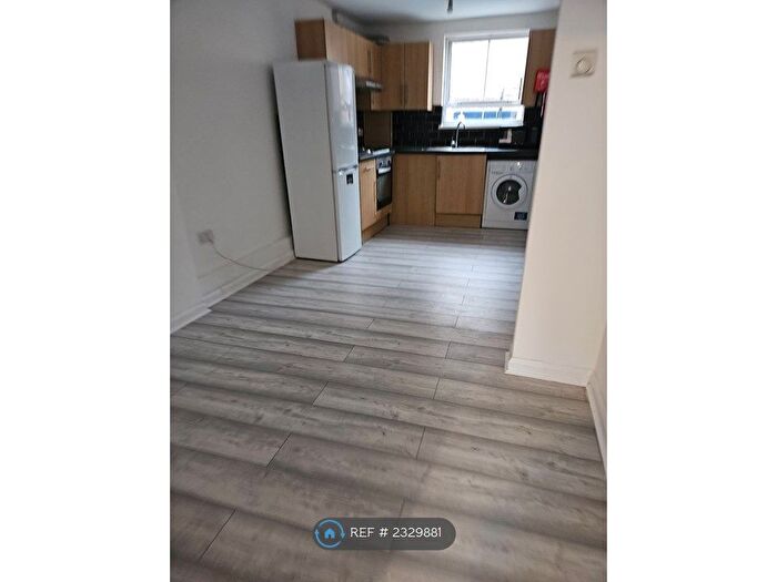 1 Bedroom Flat To Rent In Commercial Road, London, E14