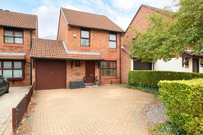 3 Bedroom Detached House For Sale In Fisher Close, Walton-On-Thames, KT12