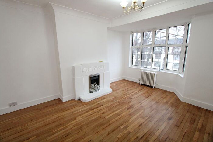 3 Bedroom Flat To Rent In Leigham Avenue, London, SW16