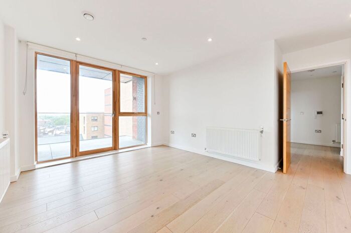 2 Bedroom Flat For Sale In Ipswich Court, Hanwell, W7