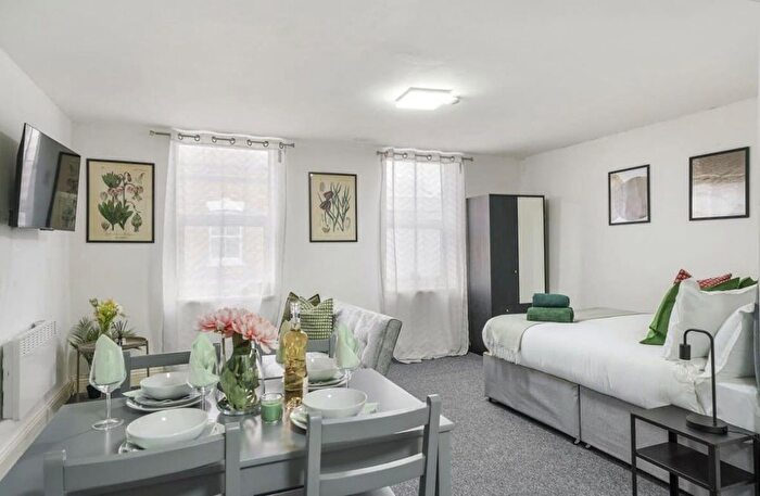 Studio To Rent In Bradbury Street, London, N16