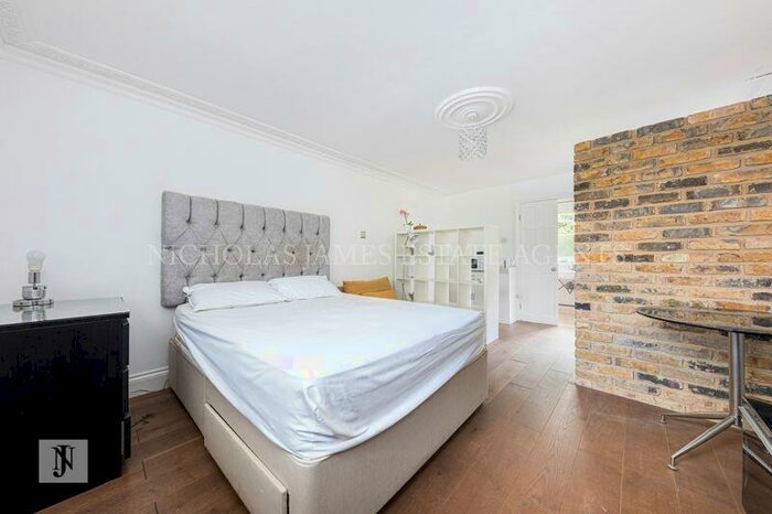 Flat To Rent In Beech Hill, Hadley Wood, Barnet, EN4