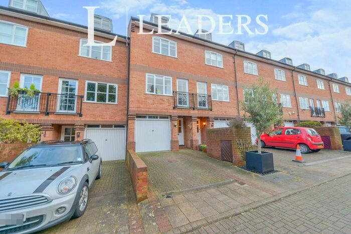 3 Bedroom Town House To Rent In Bowes Lyon Mews, AL3