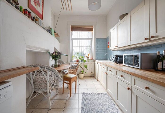 2 Bedroom Flat For Sale In Lower Clapton Road, London, E5