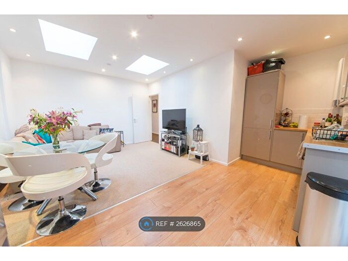 3 Bedroom Flat To Rent In Mile End Road, London, E1