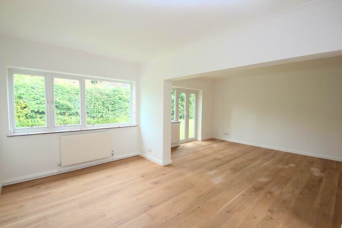 2 Bedroom Apartment To Rent In New Haw, Addlestone, KT15