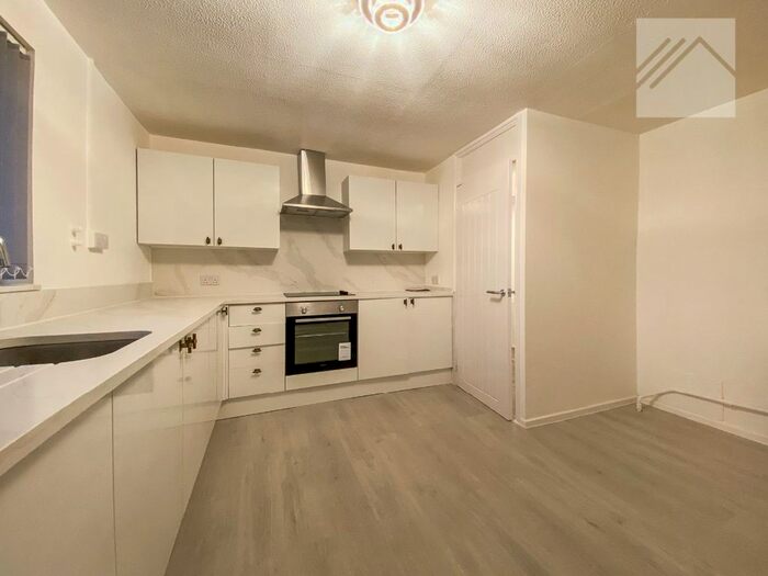 2 Bedroom Flat To Rent In Rosberg Road, Canvey Island, SS8