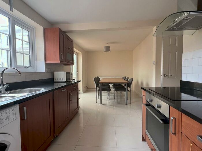 5 Bedroom Semi-Detached House To Rent In Shepherds Road, Winchester, SO23