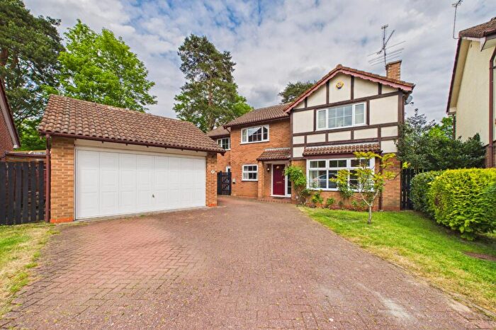 5 Bedroom Detached House For Sale In Thorpe Close, Wokingham, Berkshire, RG41