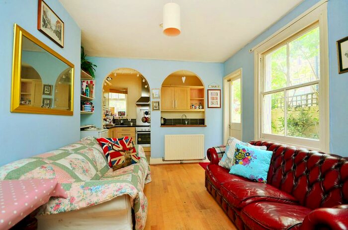 2 Bedroom Flat To Rent In Sandmere Road, Clapham, London, SW4