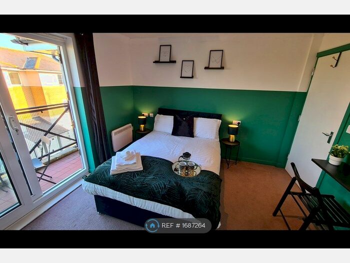 2 Bedroom Flat To Rent In Bell Close, Laindon, Basildon, SS15