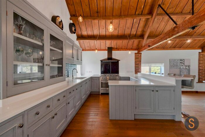 4 Bedroom Barn Conversion For Sale In Bedford Road, Houghton Regis, Dunstable, LU5