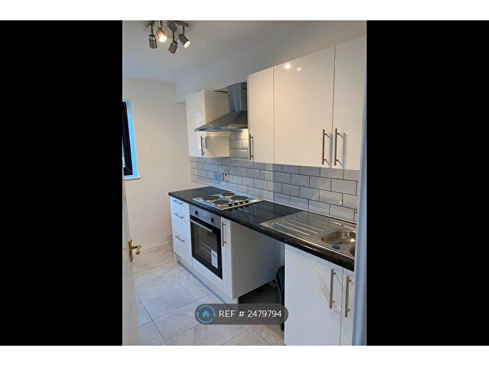 1 Bedroom Flat To Rent In Avern Close, Tipton, DY4