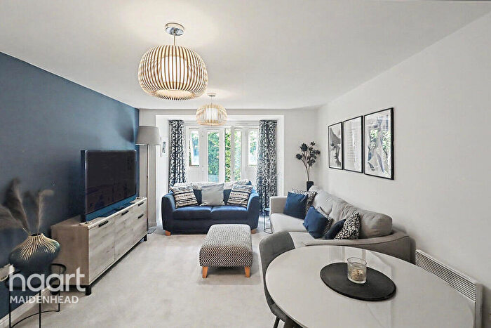 2 Bedroom Flat For Sale In Hawkes Close, Slough, SL3