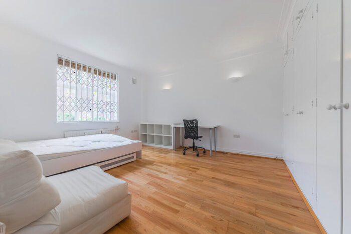 Apartment To Rent In Belsize Grove, London, NW3