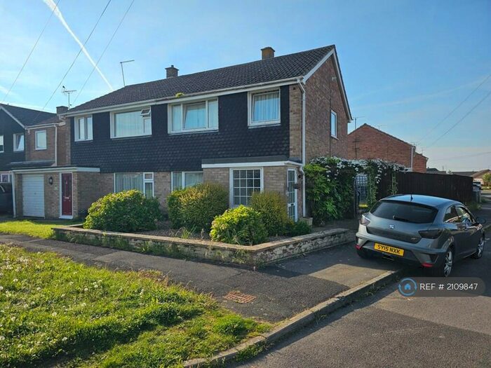 3 Bedroom Semi-Detached House To Rent In Keats Close, Royal Wootton Bassett, Swindon, SN4