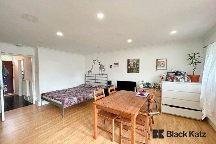 Flat To Rent In East Street, Elephant And Castle, SE17