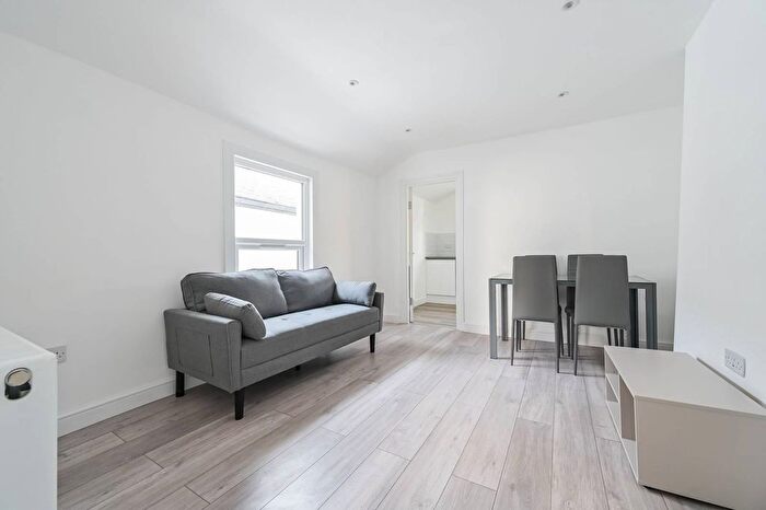 3 Bedroom Flat To Rent In Margery Park Road, Forest Gate, London, E7