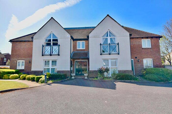 2 Bedroom Ground Maisonette For Sale In Parkers Lane, Ashtead, KT21