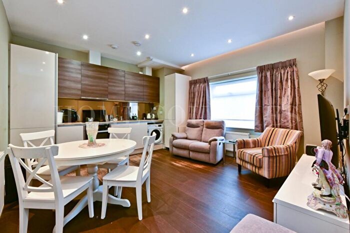 2 Bedroom Apartment For Sale In Southgate Road, Potters Bar, EN6