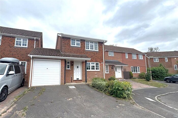 3 Bedroom Link Detached House For Sale In Beechcrest View, Hook, Hampshire, RG27