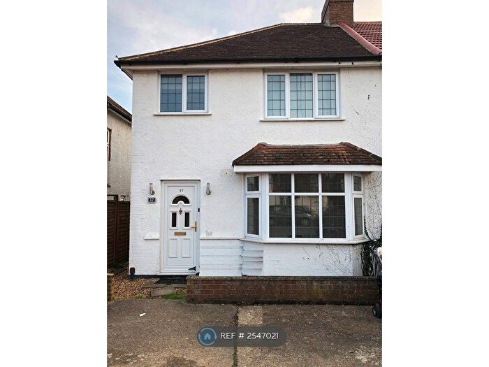 3 Bedroom Semi-Detached House To Rent In Meadfield Avenue, Slough, SL3