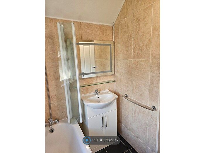 3 Bedroom Semi-detached House To Rent In Ivy Crescent, Slough, SL1
