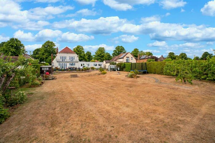 4 Bedroom Detached House For Sale In Earls Barton Road, Great Doddington, Northamptonshire, NN29