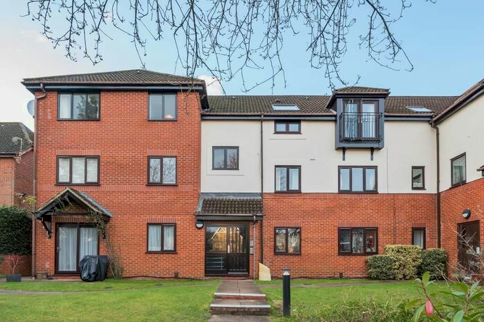 1 Bedroom Flat To Rent In St Georges Court, High Wycombe, HP12