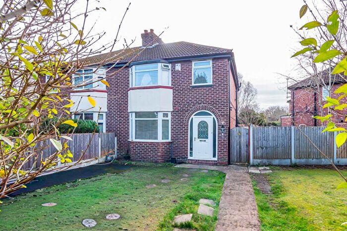3 Bedroom Semi Detached House For Sale In Sevenoaks Avenue, Davyhulme, Manchester, M41