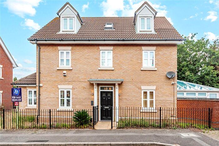 4 Bedroom Detached House For Sale In Lockwell Road, Dagenham, RM10