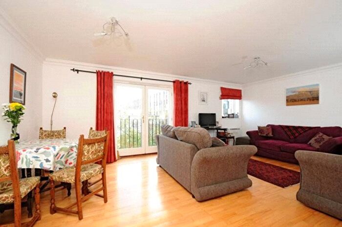 2 Bedroom Flat To Rent In Hamilton Mews, Merton Road, London, SW18
