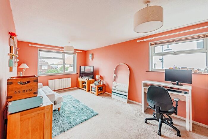 1 Bedroom Flat For Sale In Earlsbrook Road, Redhill, RH1