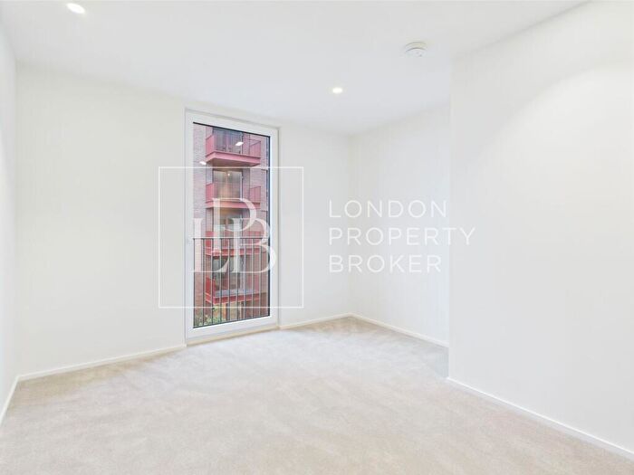 2 Bedroom Apartment To Rent In Barnacle House, Heron Wharf, E14